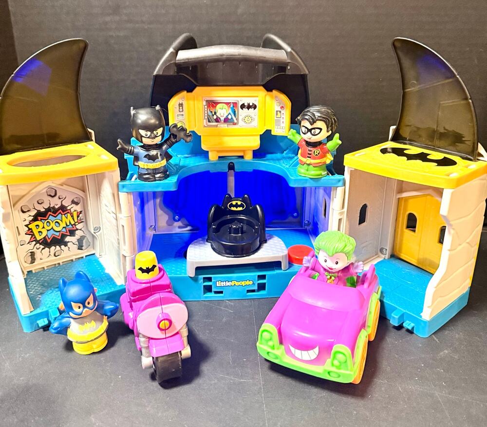 Fisher-Price Little People DC Super Friends Deluxe Batcave